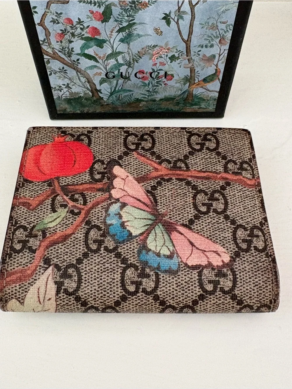 Gucci Floral GG Supreme Card Holder in Beige and Red